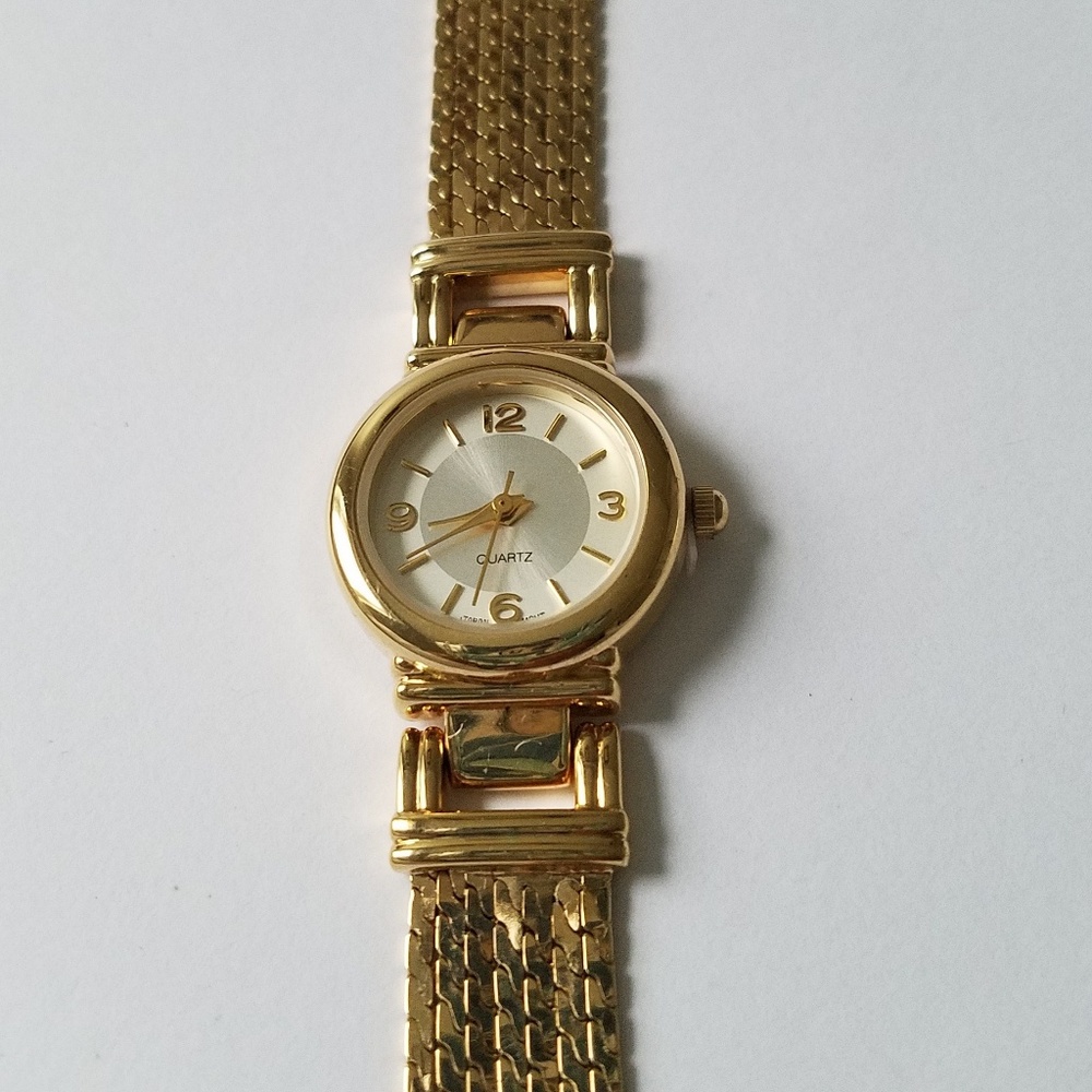 Gold watch with flexible band